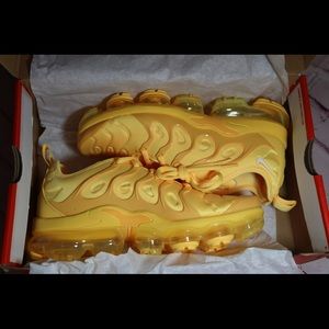 Both Vapormax plus yolk and bubblegum size 7.5